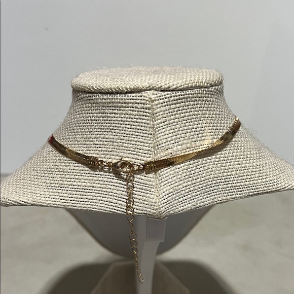 Elegant Gold-Toned Necklace - Picture 2 of 2